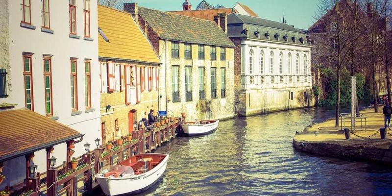 飞飞889919:在复古服饰中寻找穿搭灵感的新浪潮