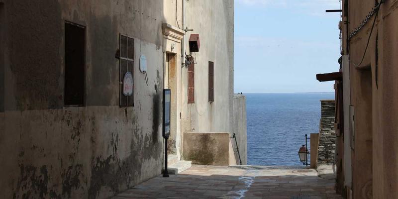 飞飞889933：解锁复古风格密码，打造独一无二的服饰搭配美学