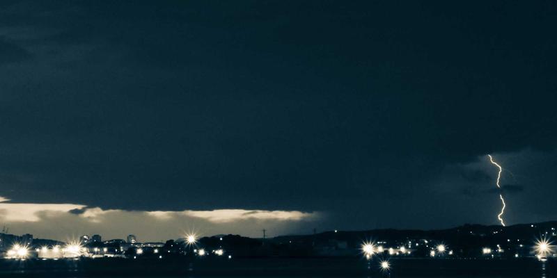 飞飞889967:解码复古风潮,穿越时空的服饰美学