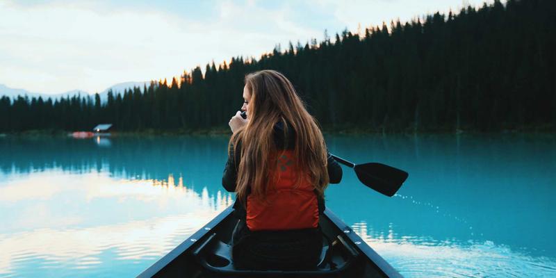 飞飞8899复古风旅行穿搭指南：轻装拍出氛围感旅行照的时尚秘诀