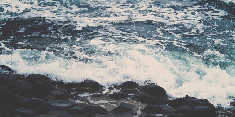 飞飞8899复古风格中的面料哲学：在女装平台识别与运用经典质感面料的穿搭灵感